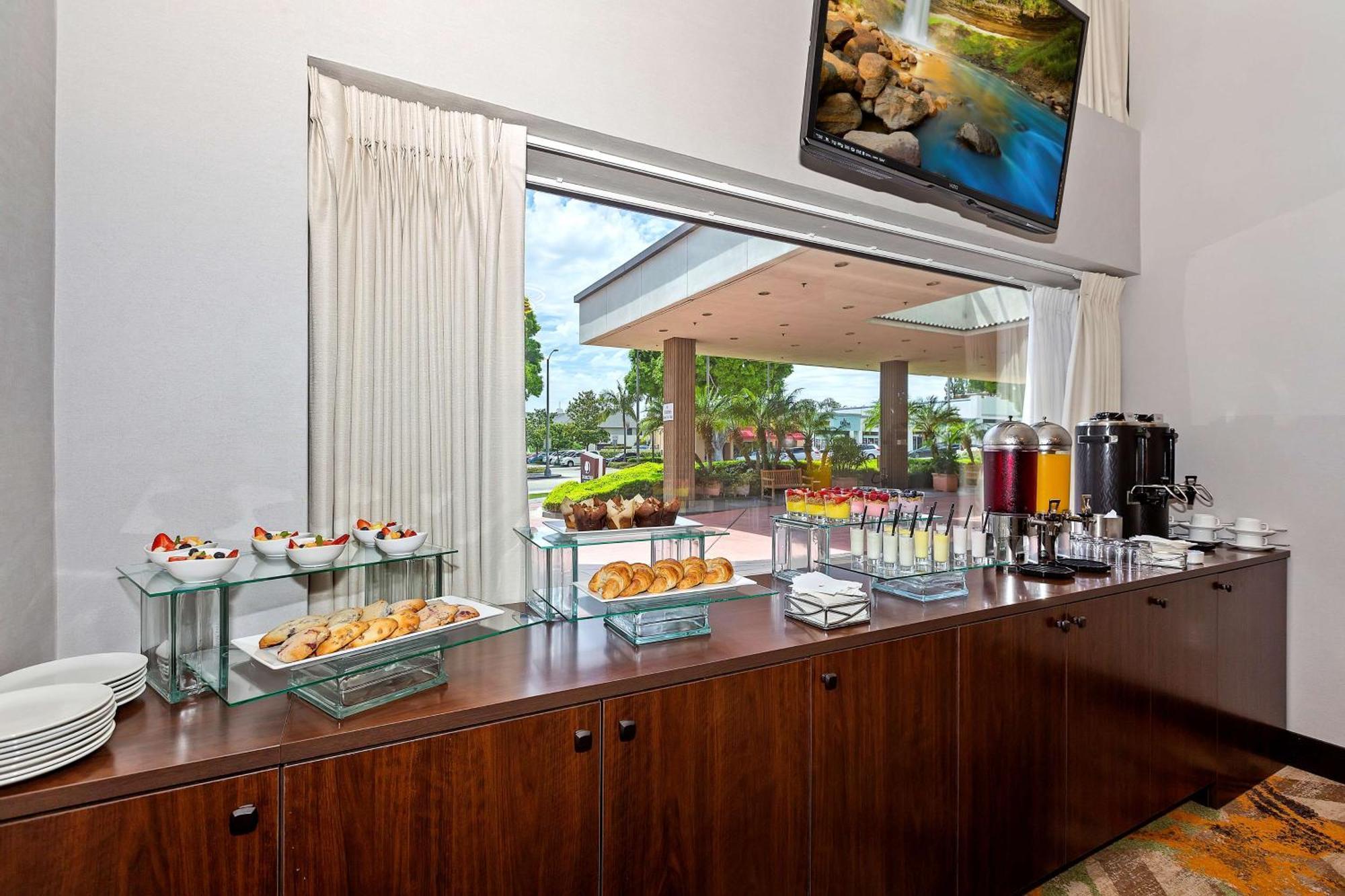 Hotel Doubletree By Hilton Whittier Exterior foto