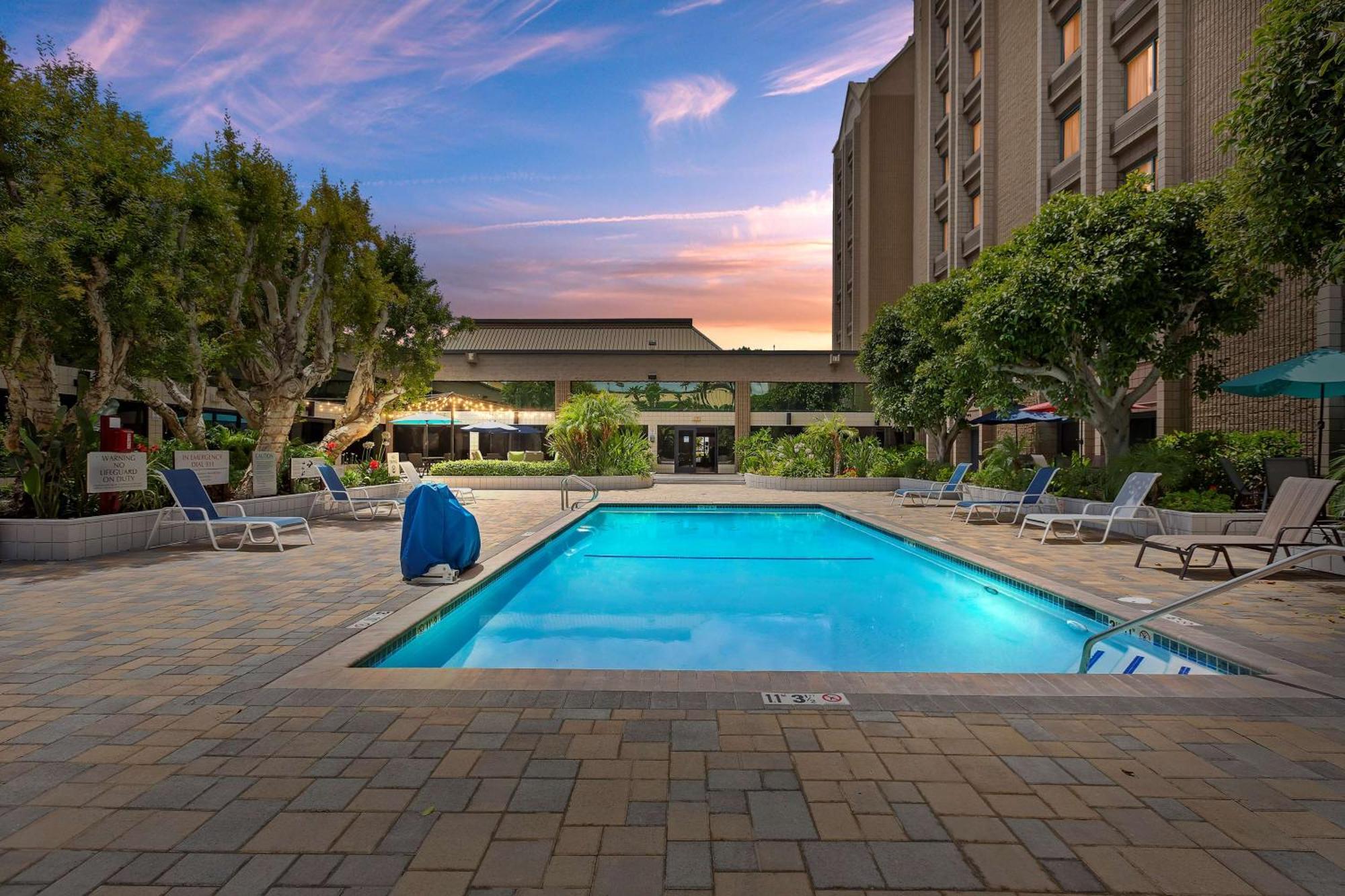 Hotel Doubletree By Hilton Whittier Exterior foto